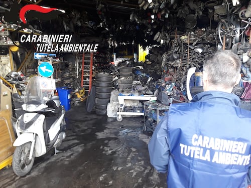 Autodemolizioni senza autorizzazione, scatta maxisequestro