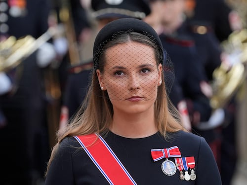 Il surf, l’addestramento militare e gli studi in Scienze politiche: chi è Ingrid Alexandra, nuova erede al trono di Norvegia