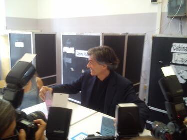 Alfio galantuomo: al seggio baciamano a tutte le donne 8