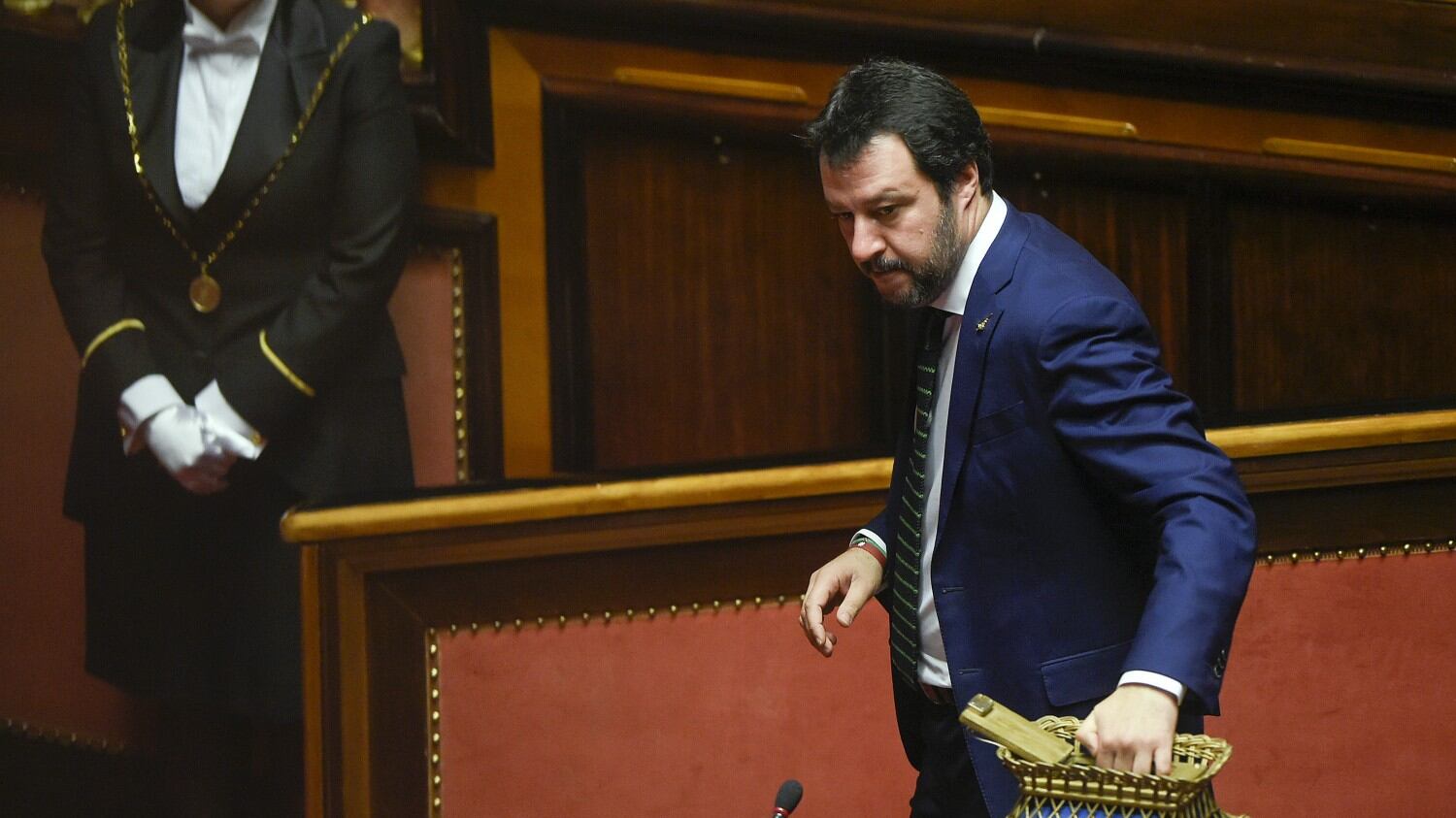 Salvini stoppa i grillini «Mai senza Forza Italia» Ma la trattativa procede