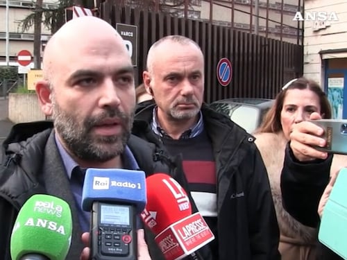 "Meloni mente, sono ambulanze". Saviano sta con i taxi del mare