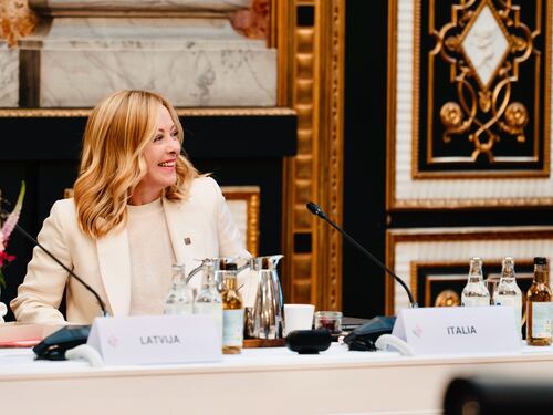 Meloni, fiducia intatta e Fdi solido al 30%. Oggi il centrodestra è ancora oltre il 50% ma Conte batte Elly
