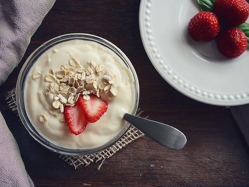 Yogurt, proprietà e benefici di uno degli alimenti più amati