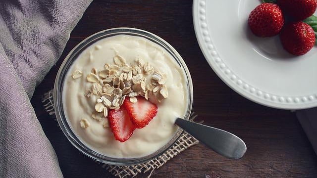 Yogurt, proprietà e benefici di uno degli alimenti più amati