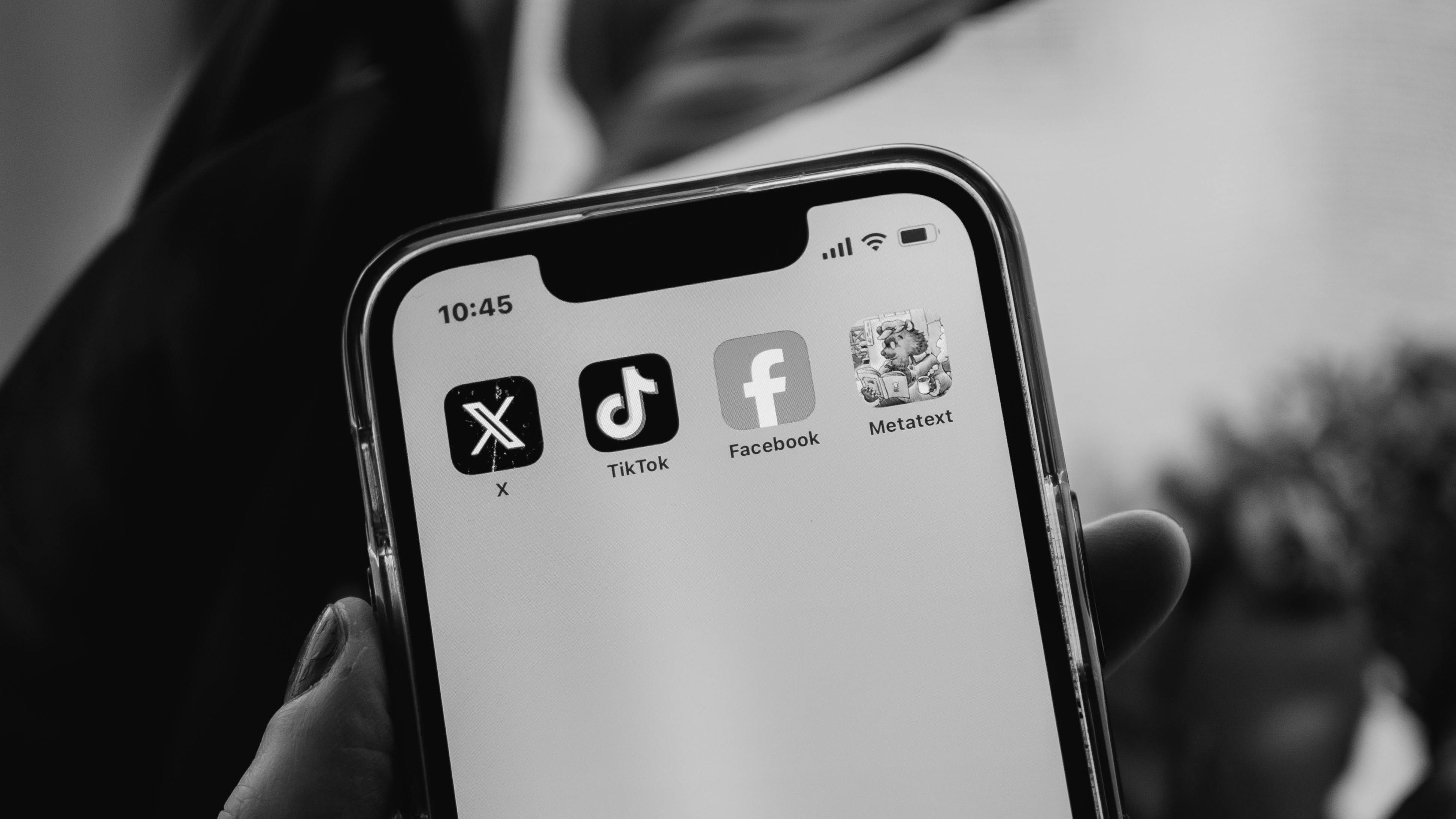 X in tilt: down globale, chat bloccate e sito in down per ore: cos'è successo