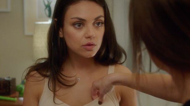 Mila Kunis mostra il suo reggiseno hot