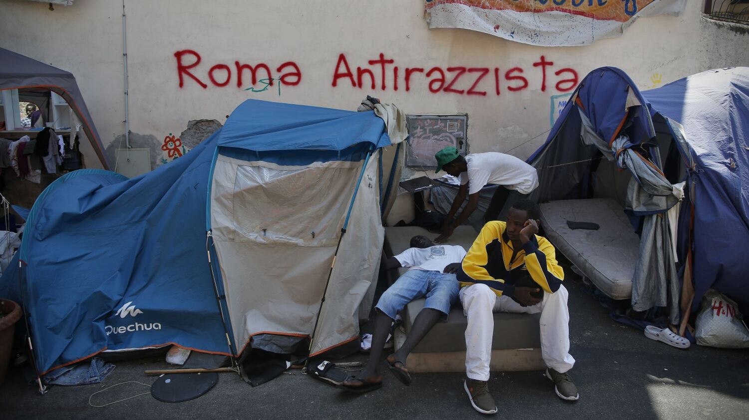 Mentre i jihadisti attaccano l'Ue l'Italia accoglie altri 22.500 immigrati
