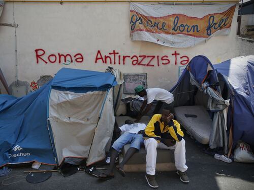 Mentre i jihadisti attaccano l'Ue l'Italia accoglie altri 22.500 immigrati