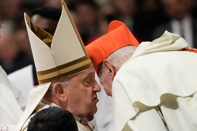 Papa Francesco, le immagini che allarmano i fedeli: al Concistoro con un vistoso ematoma, le foto 10