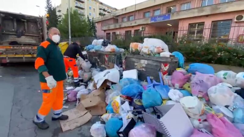 Palermo sommersa dai rifiuti: materassi e motorini in discarica 4
