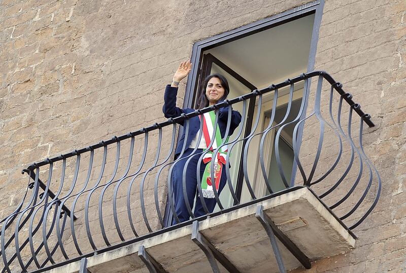 La Raggi si affaccia dal balcone del Campidoglio e si commuove 6