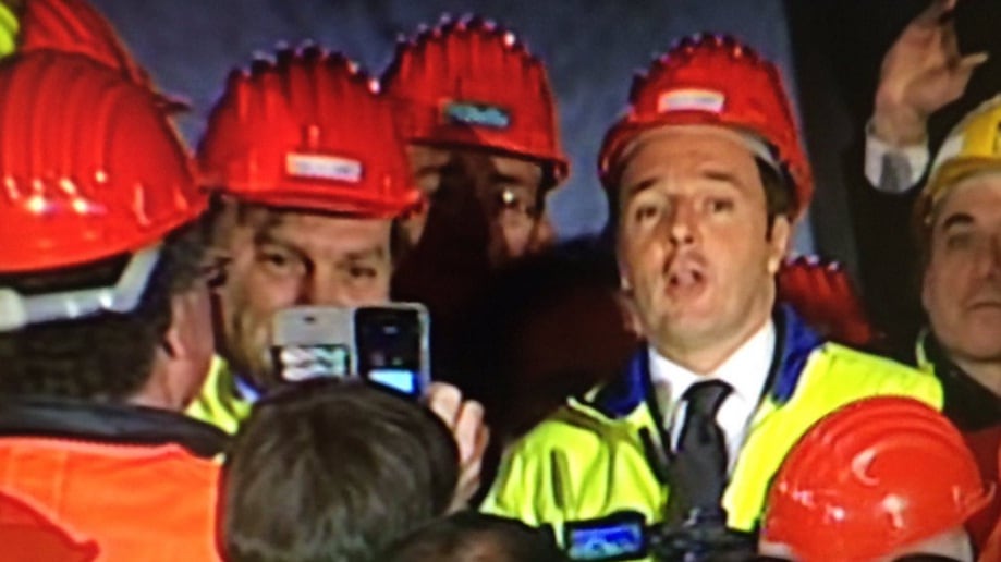 Renzi inaugura cantiere sull'A3. "Basta ridere dell'Italia"