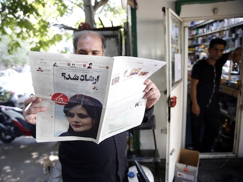 Morte di Mahsa: in Iran decine di cortei. Le donne bruciano l'hijab