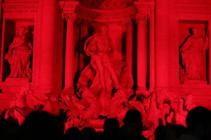 La Fontana di Trevi si tinge di rosso per i martiri cristiani 5