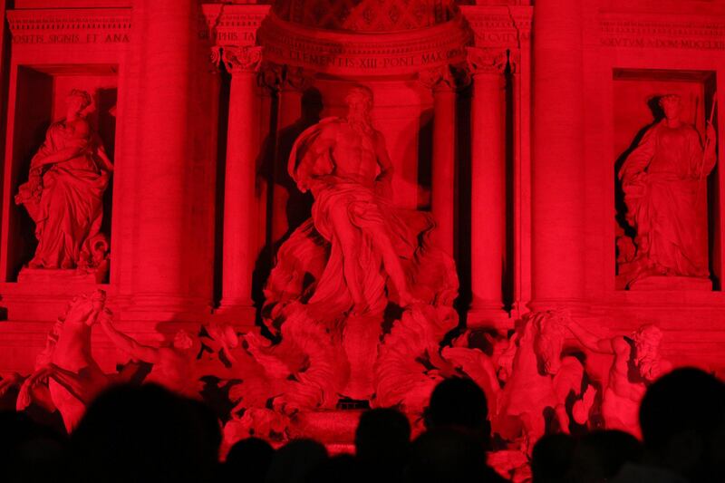 La Fontana di Trevi si tinge di rosso per i martiri cristiani 5