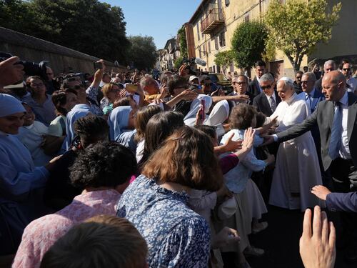 Papa Leone XIV arriva a Castel Gandolfo