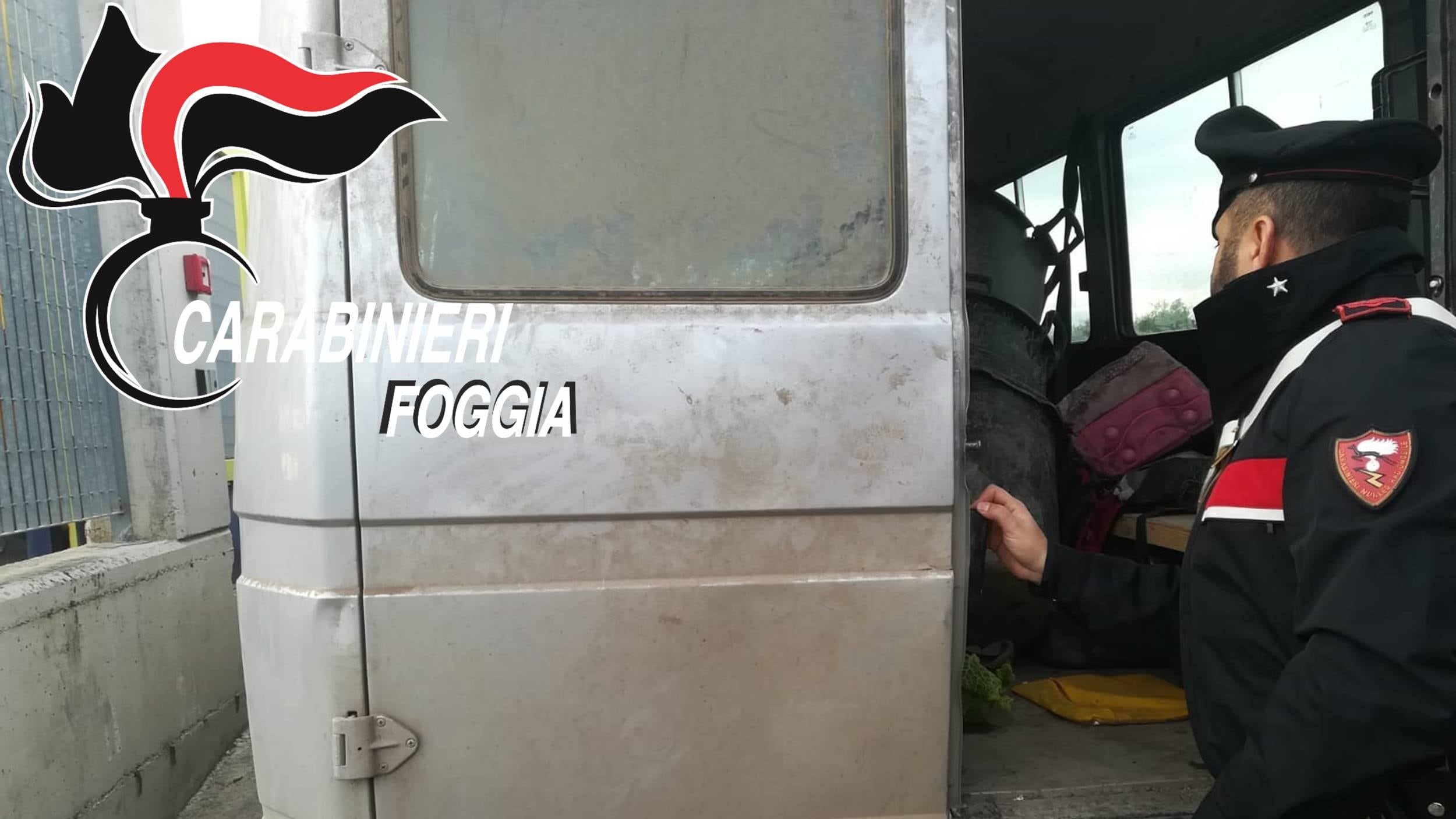 Foggia, alla guida di un furgone carico di braccianti: arrestati caporali africani