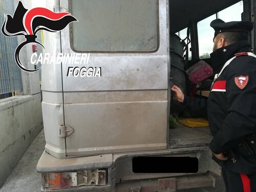 Foggia, alla guida di un furgone carico di braccianti: arrestati caporali africani