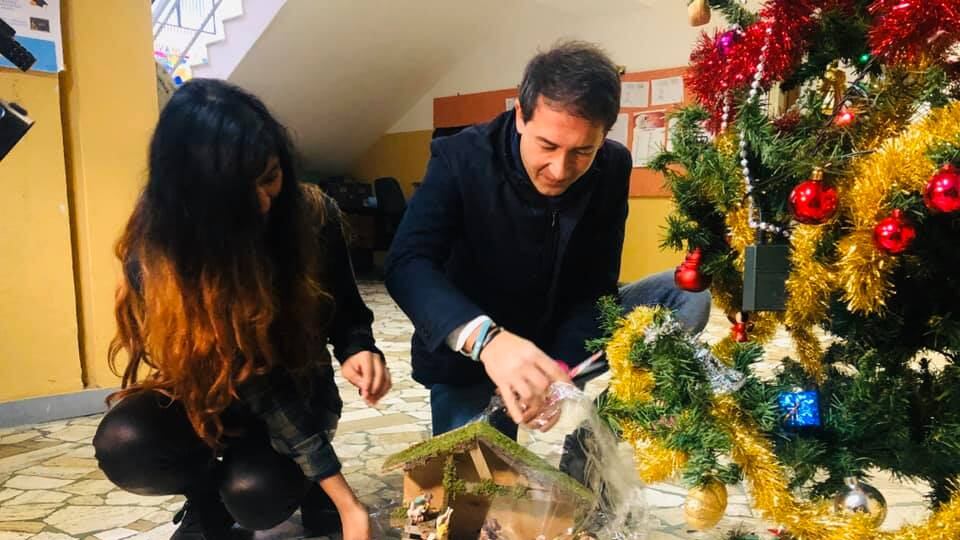 Sesto San Giovanni, il sindaco regala presepi nelle scuole: "Diamo valore alle nostre tradizioni"