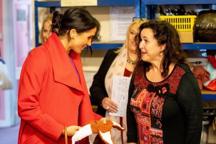 Meghan Markle in rosso per un poeta: foto 5