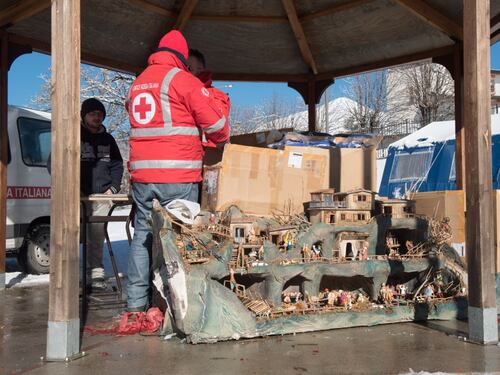Neve, Salvini attacca il governo: "Italiani al gelo, migranti in hotel"