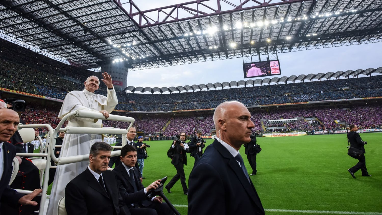 Un milione di fedeli a Messa. Il Papa: "Siate parte del popolo multietnico di Dio"