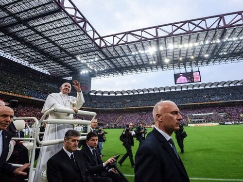 Un milione di fedeli a Messa. Il Papa: "Siate parte del popolo multietnico di Dio"