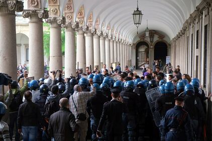 Milano, scontri all'Università Statale 7