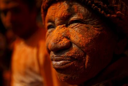 Polvere rossa, canti e balli: il Nepal celebra la primavera 16
