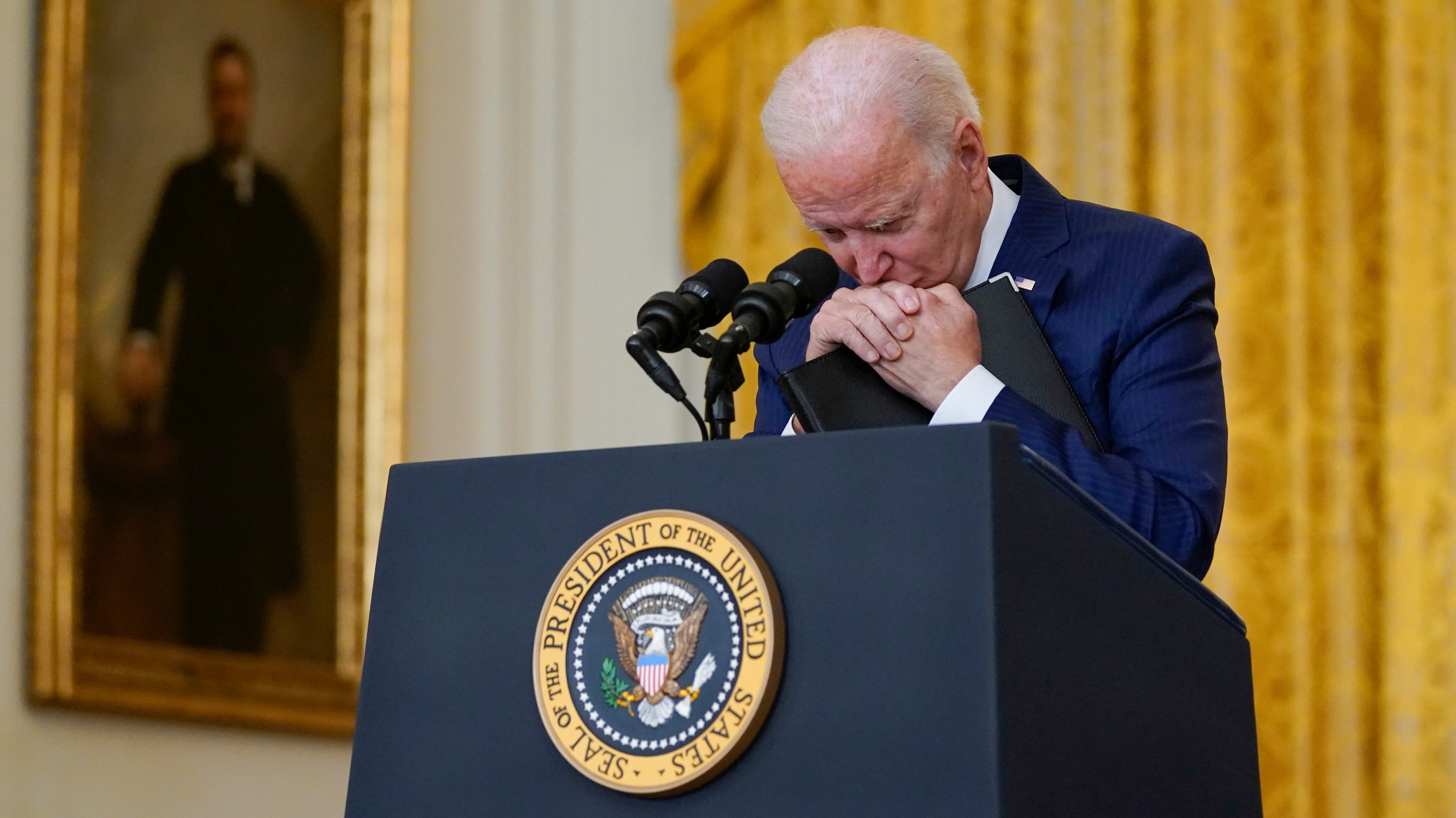 Biden prova a difendersi e minaccia l'Isis: "Con voi la faremo finita"