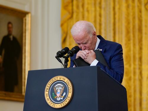 Un leader fragile di fronte al mondo e le lacrime inedite degli Stati Uniti