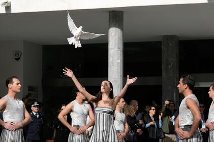 Milano-Cortina 2026: la fiamma olimpica inizia il lungo viaggio da Olimpia 2