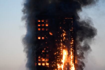 Grattacielo in fiamme a Londra 4