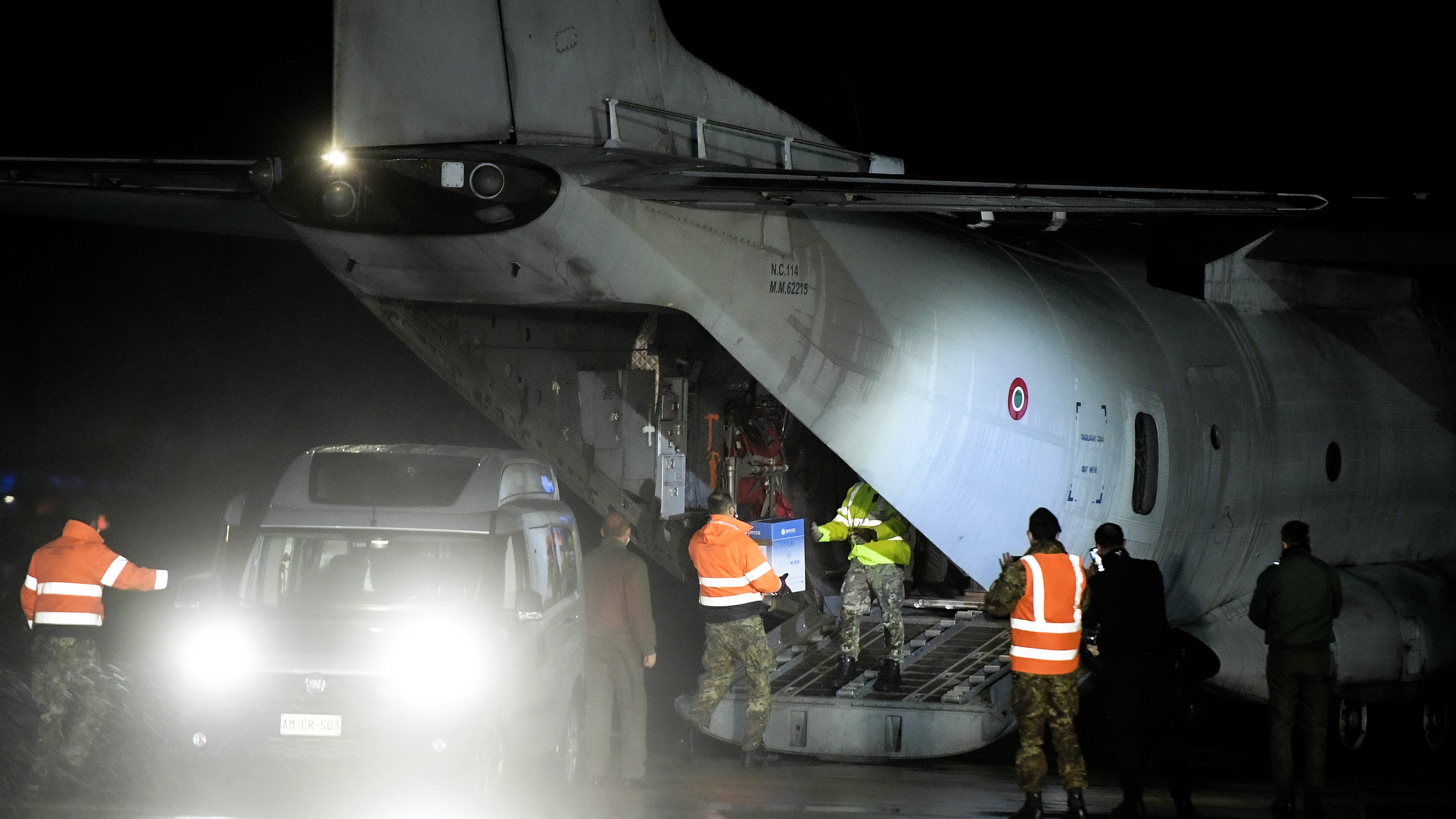 Le prime dosi in volo per gli hub. Alle 7 il vaccino risveglia l'Italia