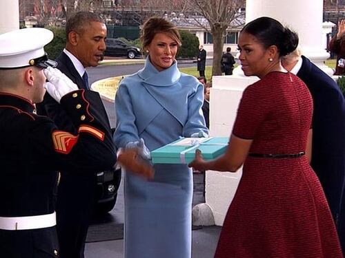 Il mistero del regalo di Melania portato via da Obama