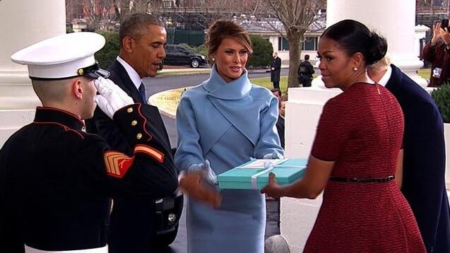Il mistero del regalo di Melania portato via da Obama