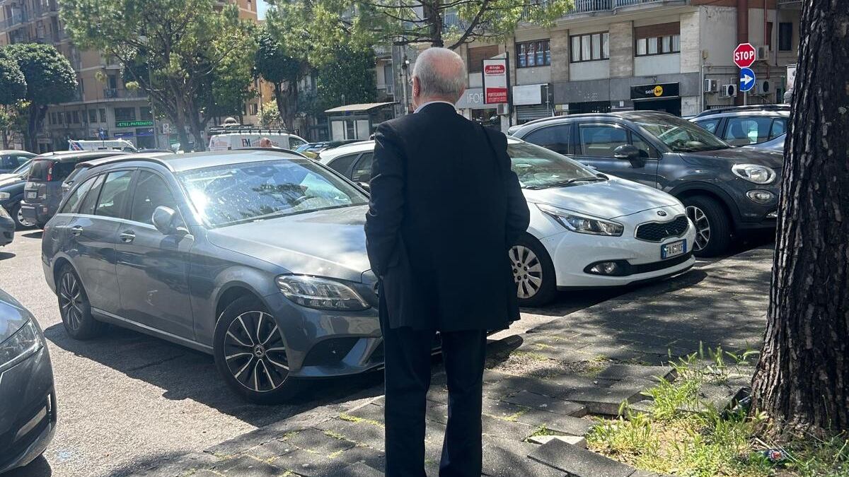 Il parcheggiatore abusivo e i cantieri: Vincenzo De Luca torna "sceriffo"