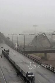 Macerie e macchine schiacciate: le foto 2
