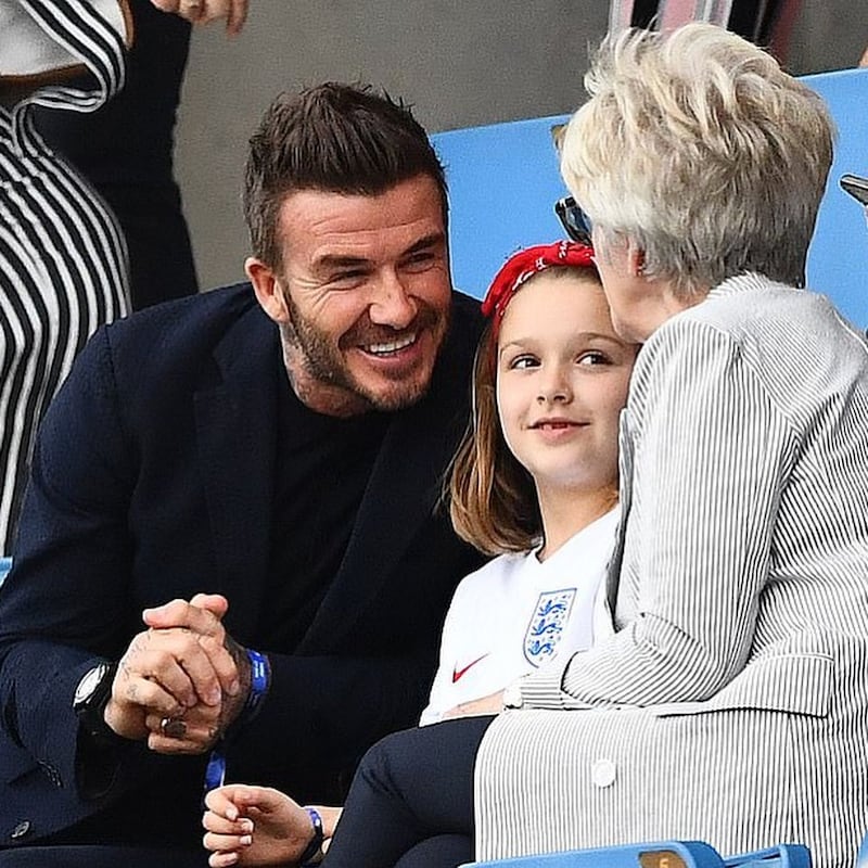 David Beckham attaccato da stampa, tv e social per aver baciato sua figlia 8