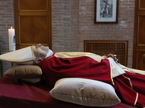 Vaticano, la salma di Ratzinger nella cappella del monastero Mater Ecclesiae