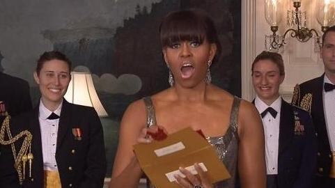La stella è Michelle Academy in ginocchio davanti agli Obama