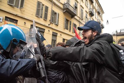 Centri sociali, anarchici e attivisti tentano di sfondare i cordoni di polizia: 30 identificati 6