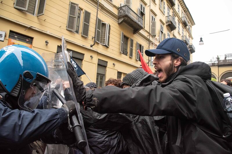 Centri sociali, anarchici e attivisti tentano di sfondare i cordoni di polizia: 30 identificati 6