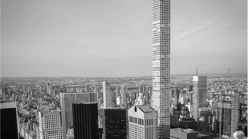 Allarme a New York: il super-grattacielo rischia il crollo. Tra gli inquilini anche super Vip