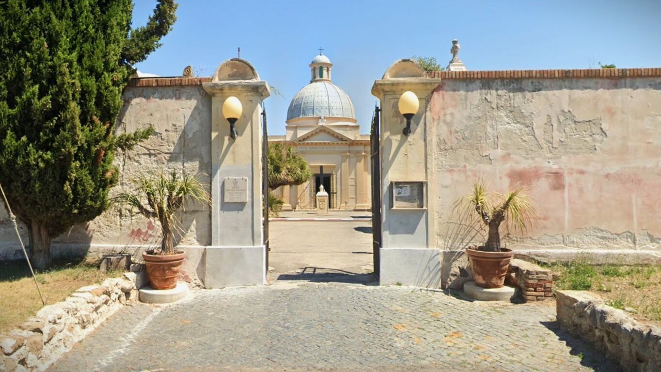 Anziana legata e imbavagliata fra le tombe del cimitero, choc ad Anzio: cosa è successo