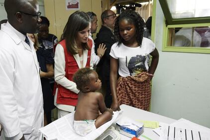 La regina Letizia in visita al Manica Health Center 5