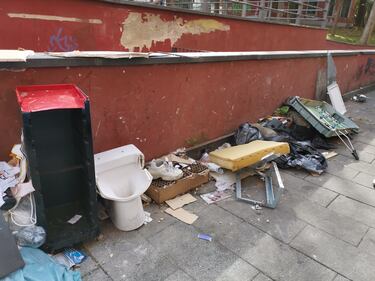 Napoli, il degrado di piazza Cavour 5