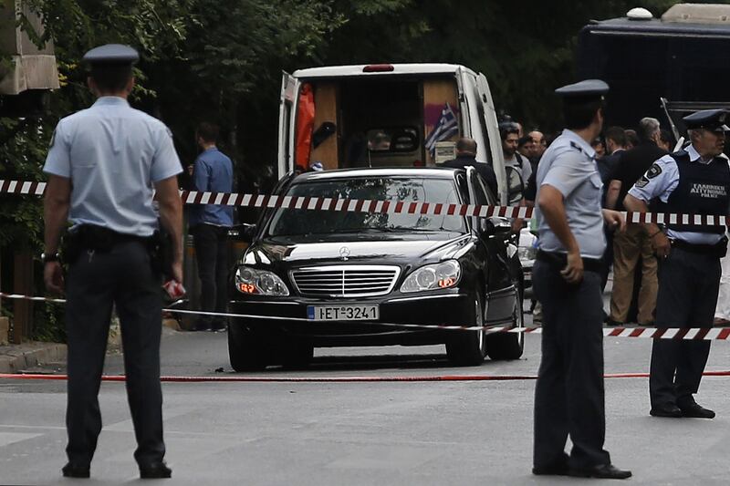 Una busta esplode nell'auto di Papademos 10