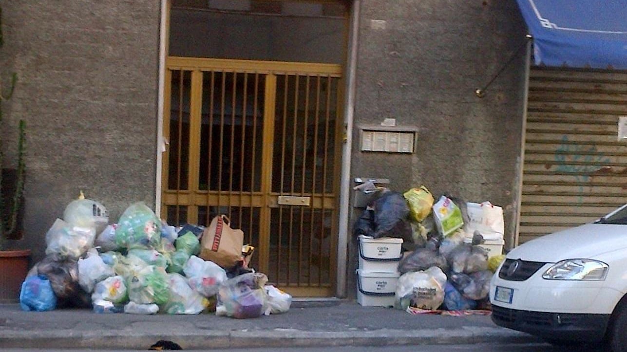 Il disastro Acam lascia La Spezia nella rumentaCittà sommersa dai rifiuti