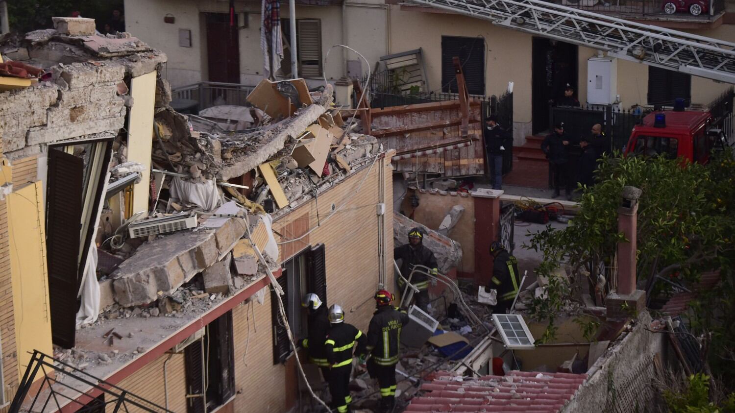 Palazzina crollata, sott'accusa cingalesi: in casa bombole di gas